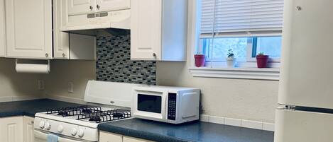 Een koelkast, een microgolfoven, een oven, een kookplaat