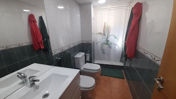 Baignoire, bidet, serviettes fournies, savon