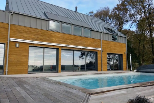 Een buitenzwembad, een verwarmd zwembad