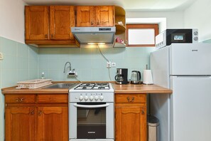 Refrigerador, microondas, horno, placa de cocina