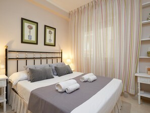 2 bedrooms, WiFi, bed sheets - Seafront Mediterranean Apartment with Free Wi-Fi (Salou)