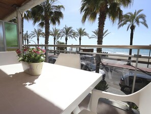 Outdoor dining - Seafront Mediterranean Apartment with Free Wi-Fi (Salou)