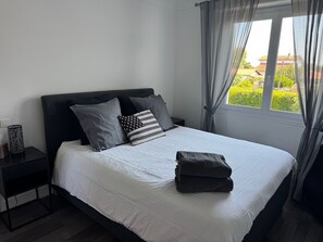 4 chambres, bureau, fer et planche à repasser, lit parapluie