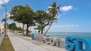 A coastal walkway with large blue letters spelling "MalecónSD" and palm trees. - Casa Durazno - Beautiful 3 Bed in Santo Domingo (Los Alcarrizos)