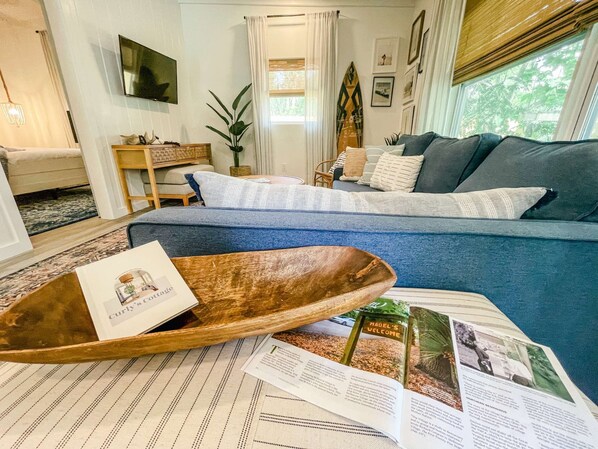 1 slaapkamer, luxe beddengoed, een bureau, een strijkplank/strijkijzer