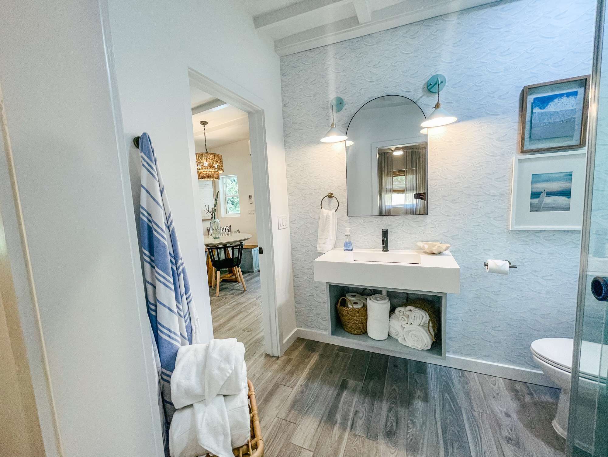 Een douche, een haardroger, handdoeken