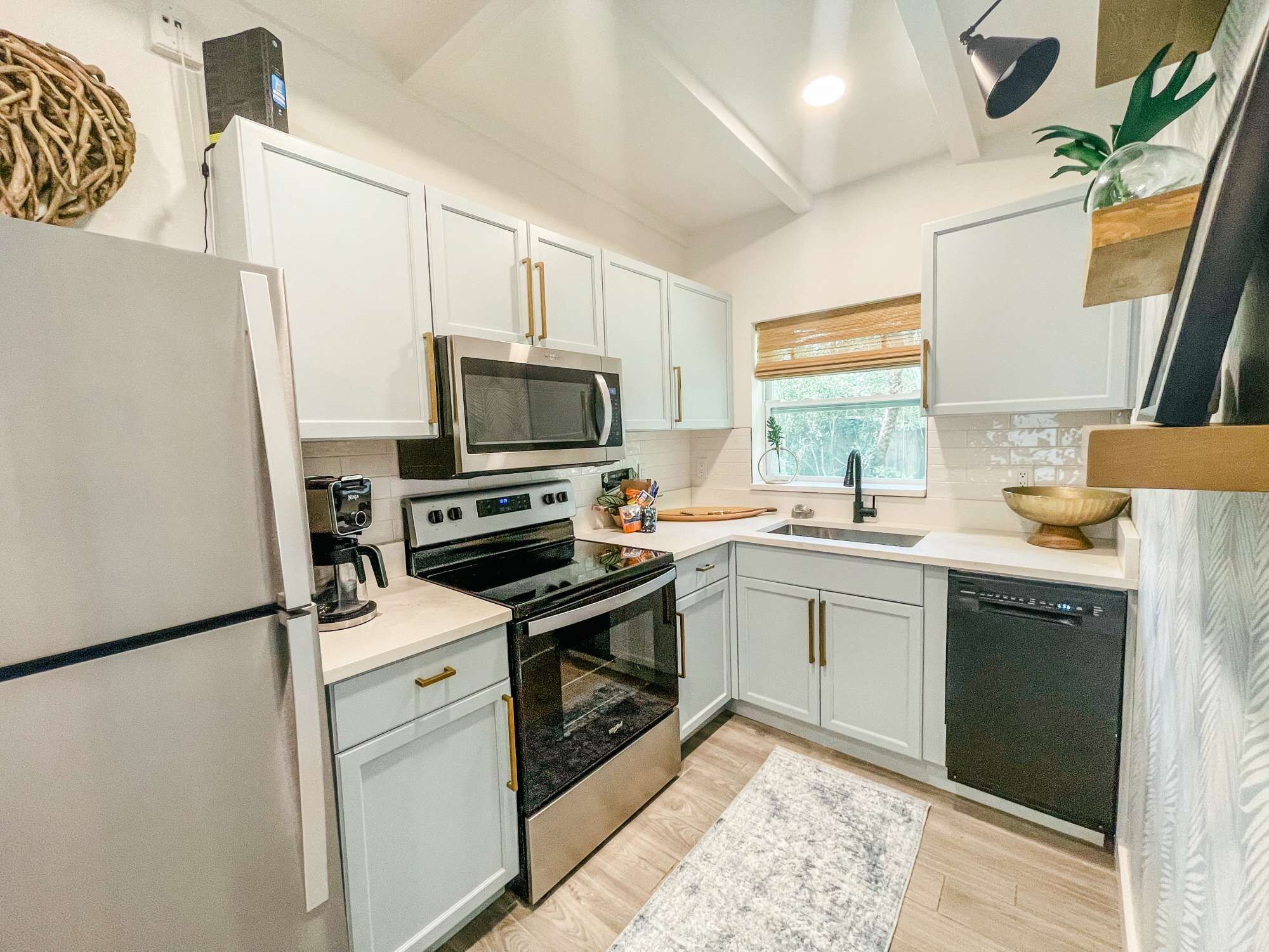 Refrigerador con congelador, microondas, horno y parrilla de estufa 