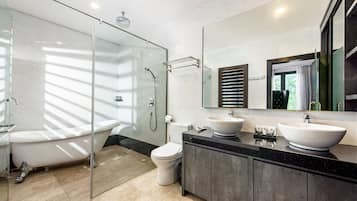 Habitación presidencial, 1 cama de matrimonio grande | Baño | Zapatillas, bidé y toallas