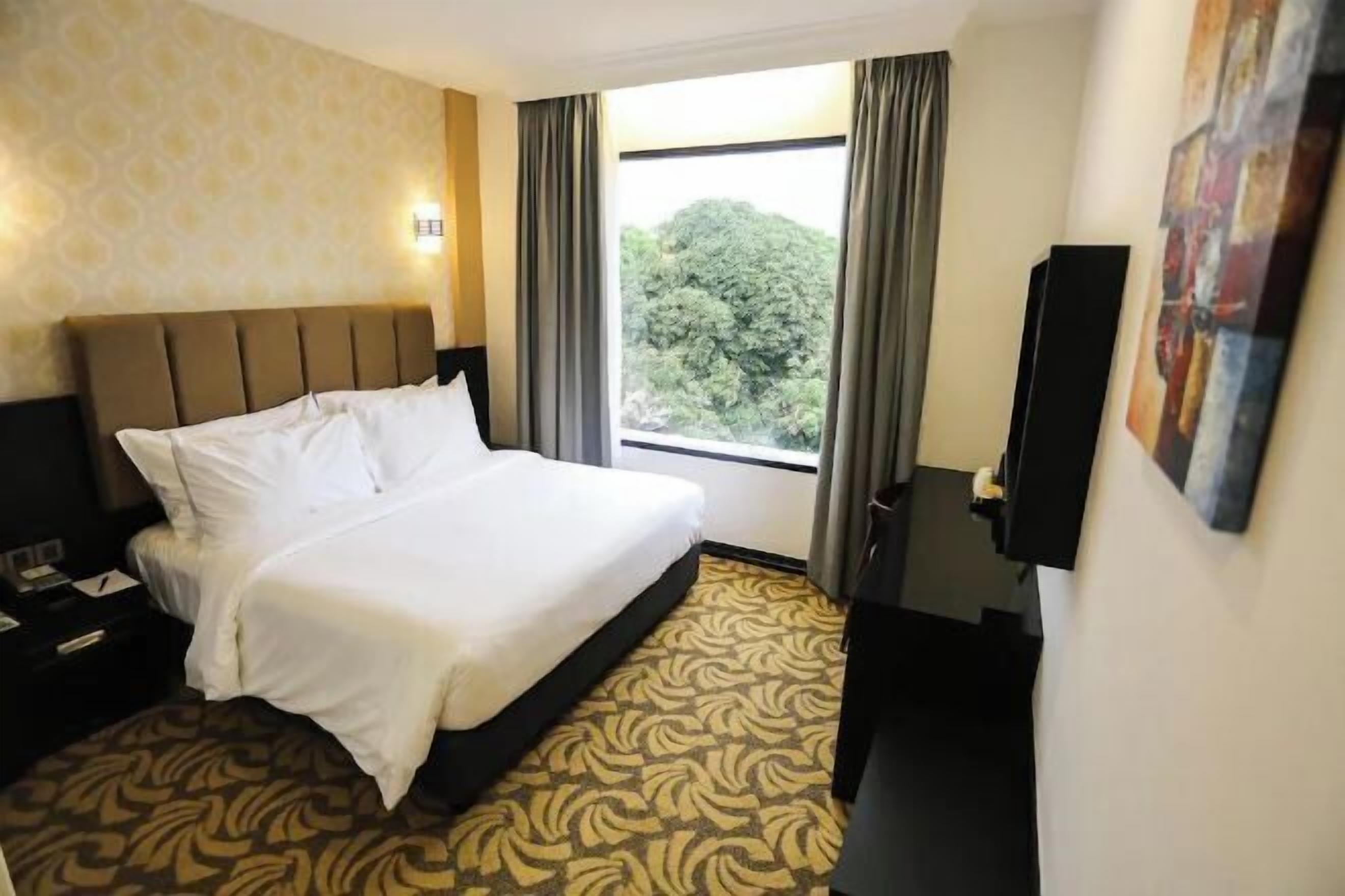 Minibar, escritorio, cortinas blackout y sistema de insonorización 