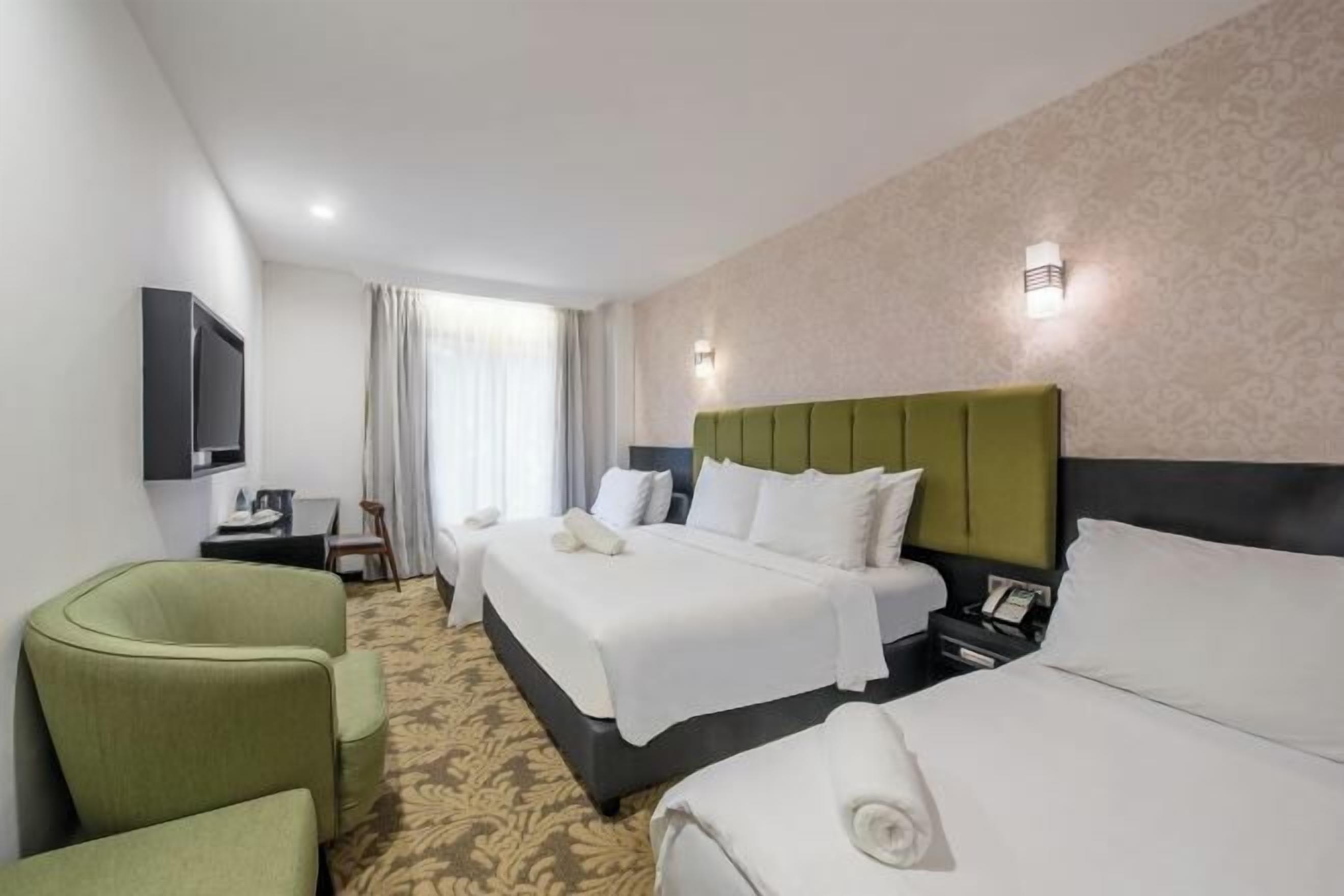 Minibar, escritorio, cortinas blackout y sistema de insonorización 