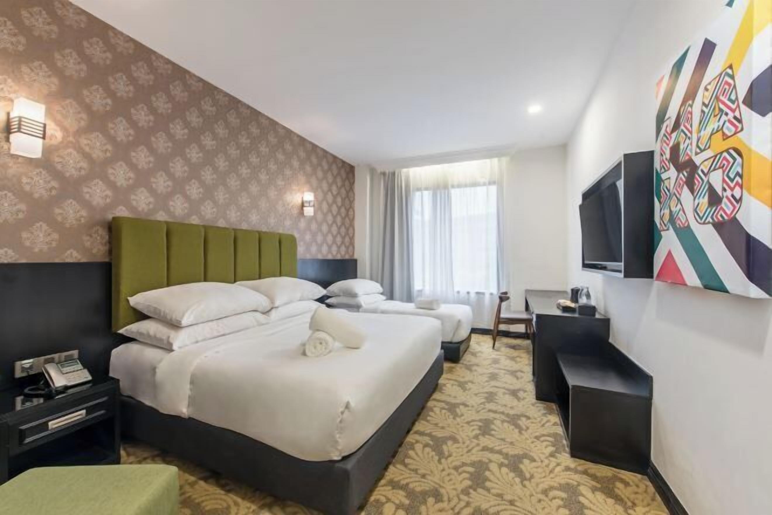 Minibar, escritorio, cortinas blackout y sistema de insonorización 