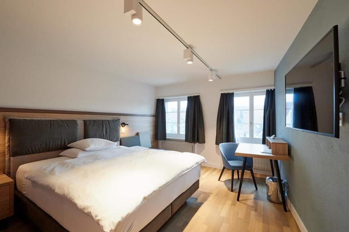 Habitación doble estándar | Ropa de cama hipoalergénica, edredón y minibar