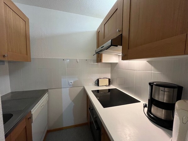 Fridge, microwave, dishwasher, coffee/tea maker