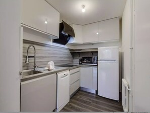 Jääkaappi, mikroaaltouuni, liesi, astianpesukone