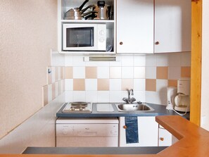 Réfrigérateur, micro-ondes, lave-vaisselle, cafetière/bouilloire