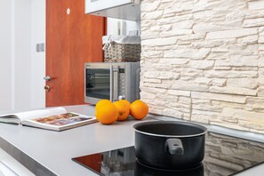 Micro-ondas, lava-louças, talheres/pratos/utensílios de cozinha