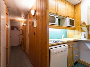 Kylskåp, spishäll, diskmaskin och kaffe- och tebryggare