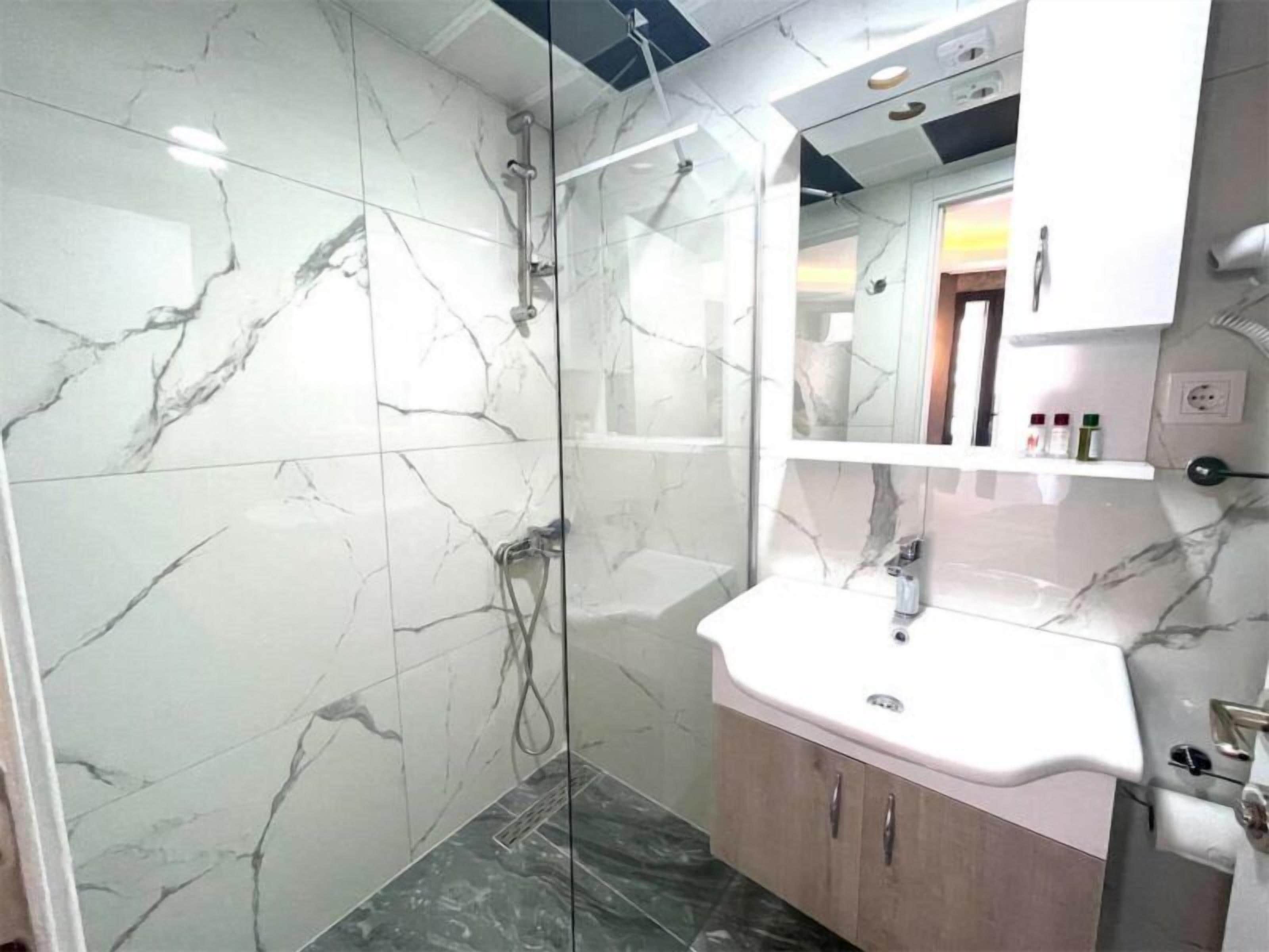 Habitación con 1 cama matrimonial o 2 individuales | Baño | Regadera, regadera tipo lluvia, secadora de cabello, batas 