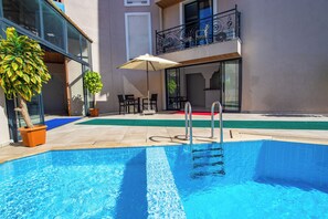 Kolam renang outdoor musiman