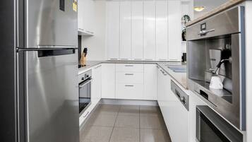 City Apartment | Private kitchen | Full-size fridge, microwave, oven, stovetop