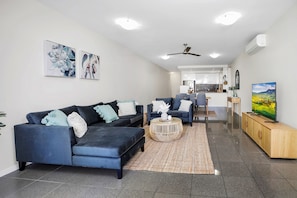 Appartement Ville | Aire de séjour | Téléviseur connecté de 55 po avec télévision par câble, téléviseur