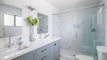 Combined shower/bathtub, hair dryer, towels, shampoo