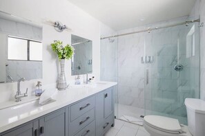 Combined shower/tub, hair dryer, towels, shampoo