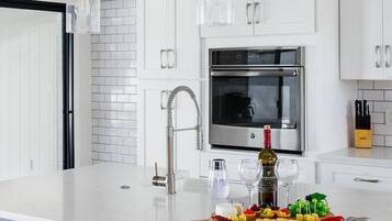 Geladeira, micro-ondas, fogão, cooktop