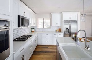 Fridge, microwave, oven, stovetop - Cascade-Pool&Fire Pit-In Old Town Scottsdale (Scottsdale)