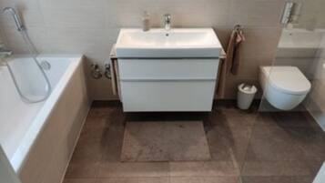 Baignoire, sĂšche-cheveux, serviettes fournies, savon