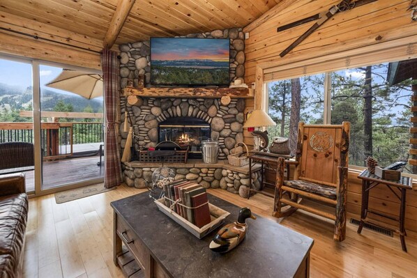 Cabin, 3 Bedrooms | Living room