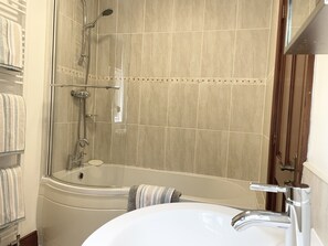 Bathroom - Milecastle Inn on Hadrian's Wall Near Haltwhistle (Haltwhistle)