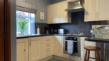 Apartamento | Cozinha privada | Geladeira, micro-ondas, fogão, cooktop