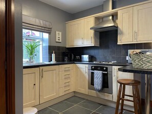 Apartamento | Cozinha privada | Geladeira, micro-ondas, fogão, cooktop