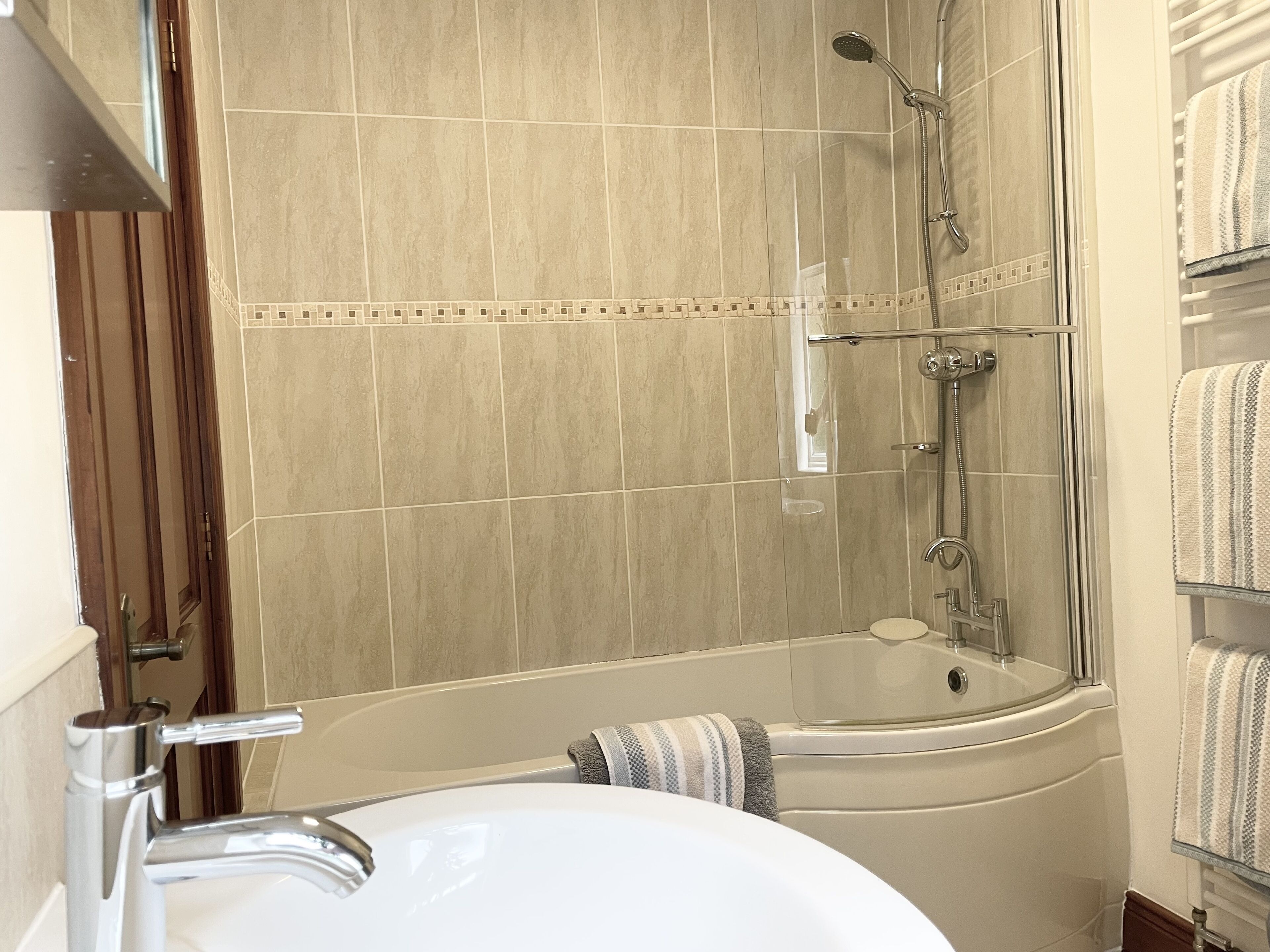 Apartemen | Kamar mandi | Kombinasi shower/bathtub, bathtub besar, pengering rambut, dan handuk