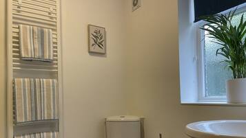 Apartment | Bilik Mandi | Gabungan pancuran/tab mandi, tab mandi rendaman dalam, pengering rambut