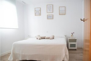 6 slaapkamers, een strijkplank/strijkijzer, reisbedje, gratis wifi