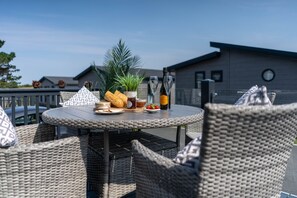 Outdoor dining - Number Four - Piran View – Sleeps 4 – Outside Space – Parking (Padstow)