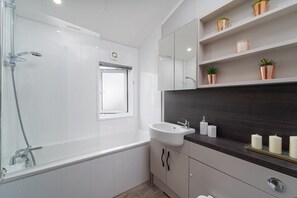 Ensemble baignoire-douche, séchoir à cheveux, serviettes fournies