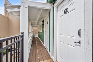 Entrance to the flat via the private courtyard - Belvedere 1 | Modern 3-Bed Flat in Westport (Kansas City)