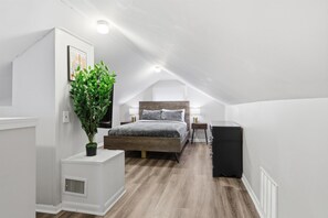 2 bedrooms, desk, iron/ironing board, free WiFi - Waldo Craftsman - Walkable to shops & dining + fenced yard/parking! (Kansas City)