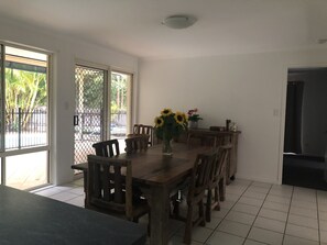 Dining - Private home with pool (Tewantin)