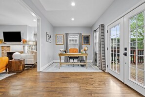 Televisión y oficina 