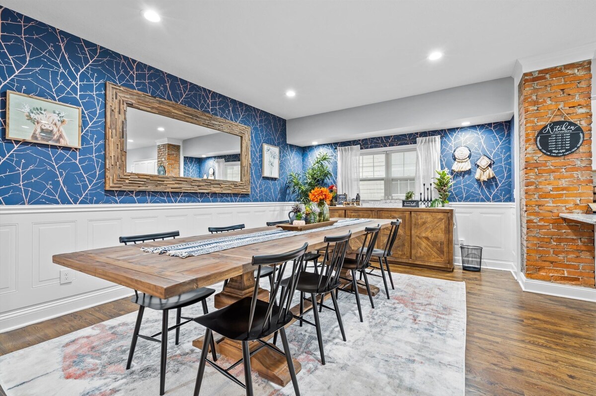 Large Remodeled Midtown Beauty - Locust St. Estate - 2 kings/sleeps 8!