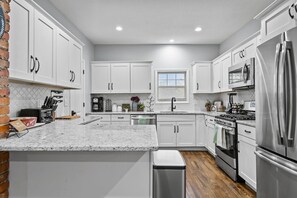 Kjøleskap, mikrobølgeovn, ovn og kokeplater