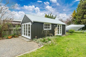 Exterior - Otupai Cottage  with free wifi,  cosy up in front of the gas fireplace on those cooler evenings (Taupō)