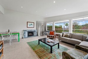TV, fireplace - Otupai Cottage  with free wifi,  cosy up in front of the gas fireplace on those cooler evenings (Taupō)