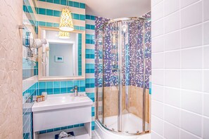 Deluxe King | Salle de bain | Baignoire et douche séparées, baignoire relaxante profonde