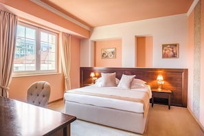 Deluxe King | Egyptian cotton sheets, premium bedding, memory foam beds, minibar