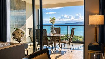 Presidential 2 bedroom suite, sea view | Area keluarga | Smart TV